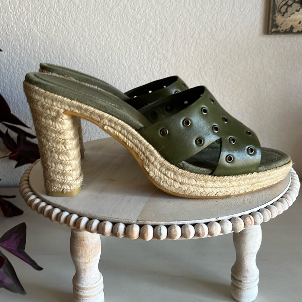White Mountain Delight leather with jute heel olive green NEW Never Worn Size 10